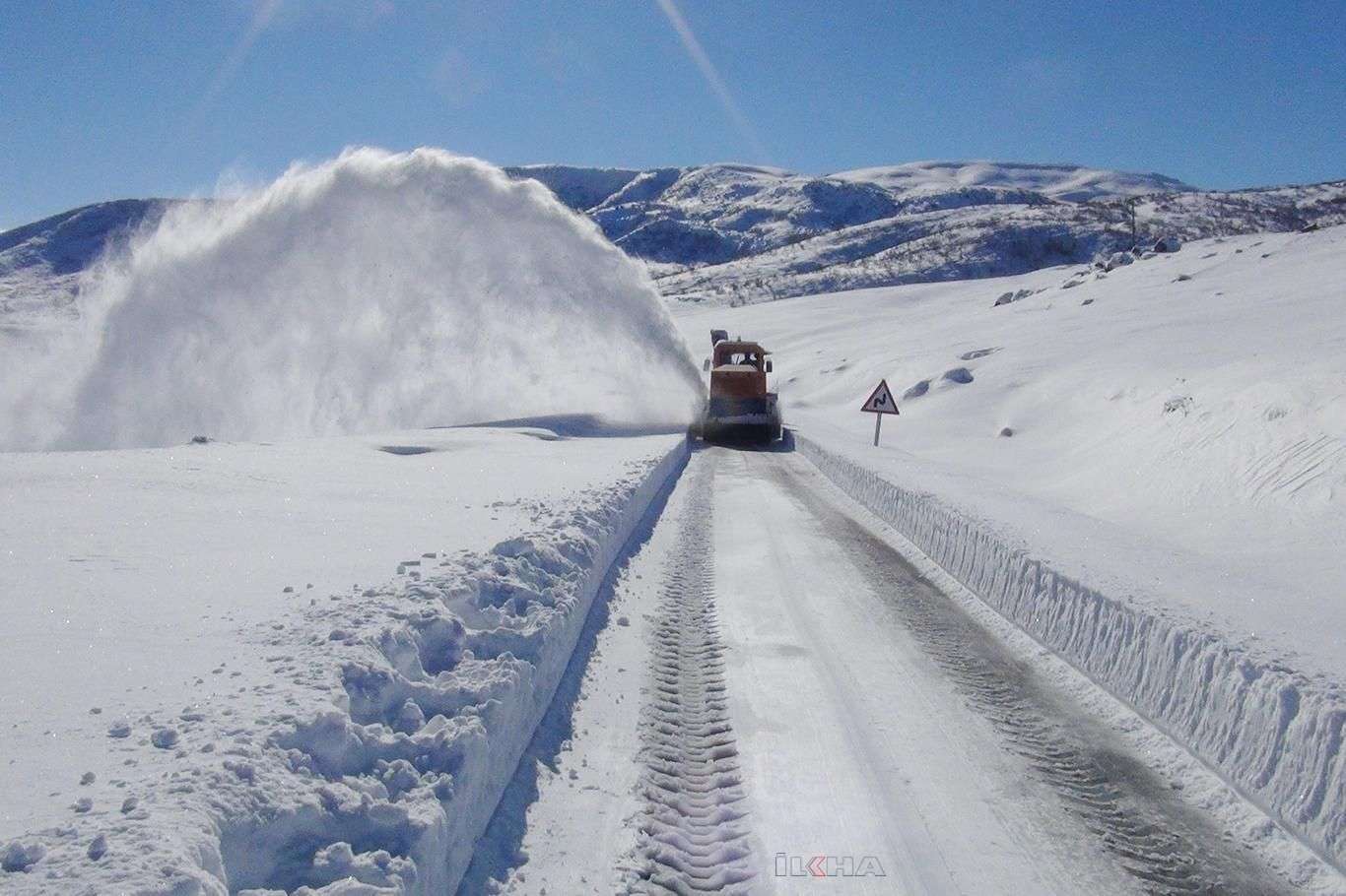 Yoğun kar yağışı ve tipi nedeniyle Bingöl'ün çevre illeriyle ulaşımı sağlanamıyor